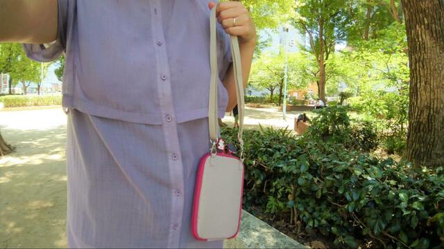 【リヒトラブ にゃんシーン ショルダーポーチ】ストラップを最短にして手持ち（裏向き）