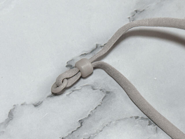 紐の長さはアジャスターで調整可能！