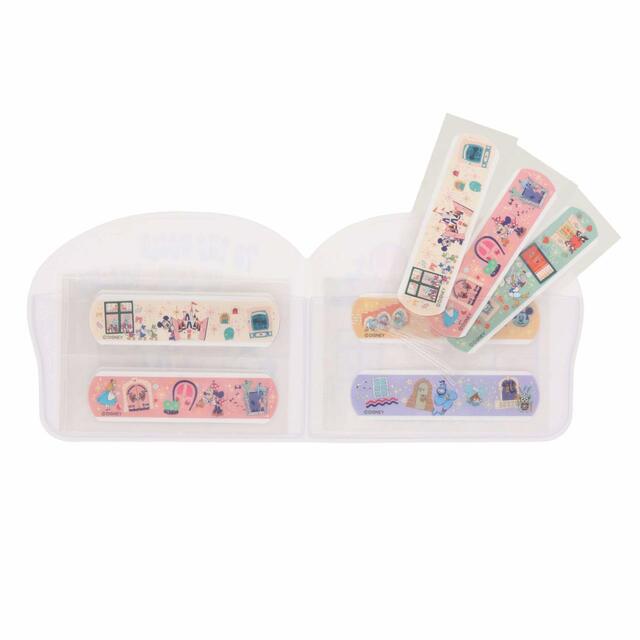 ばんそうこう&ケース 1,600円|東京ディズニーリゾート内の窓やドアがデザインされたグッズ|販売店舗:東京ディズニーランド「ホームストア」、東京ディズニーシー「エンポーリオ」|発売日:2023年10月12日(木)