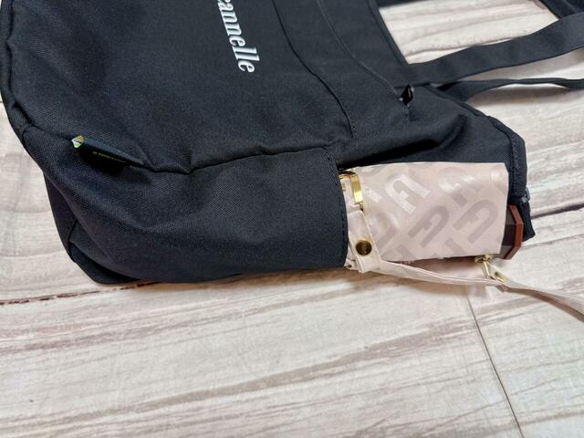 メイン収納にたくさん荷物を入れるときは、外側のボトルホルダーに折りたたみ傘を収納!