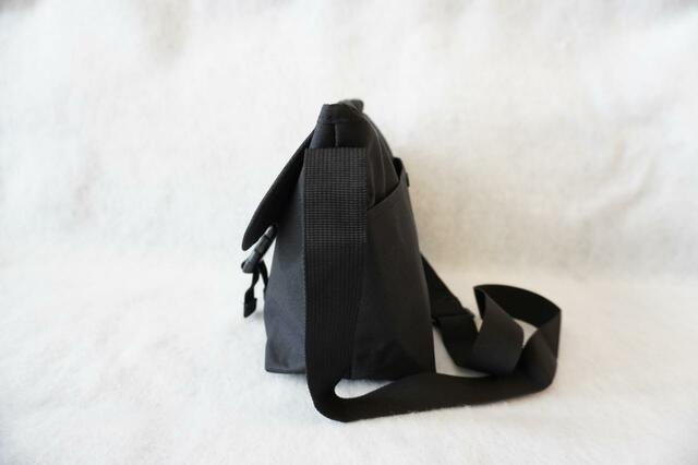 【Disneyland Paris Shoulder Bag Book】バッグを横から撮ったところ