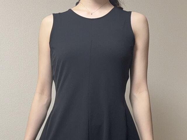 【UNIQLO ウルトラストレッチワンピース】上半身はややコンパクトなつくりで、体にすっきりフィットします