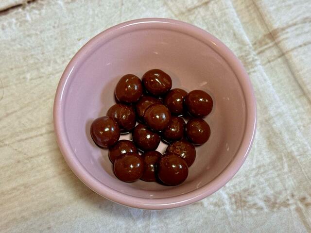 お菓子はチョコがけをした美味しいコーンスナック。甘じょっぱいお味がギルティ!