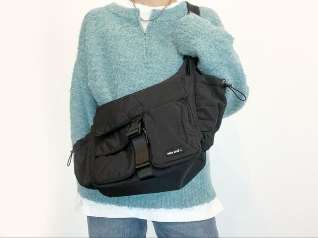 【niko and… オリジナルバックルライトショルダーバッグ】カラーニットとの相性も抜群！カジュアル寄りであればどんなコーデにも合いそうです◎