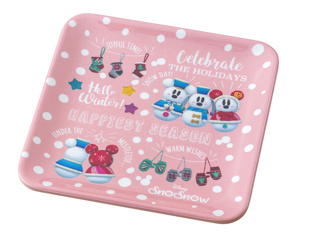 チョコとラズベリーのクランブルケーキ、スーベニアプレート付き 780円|東京ディズニーランド「スウィートハート・カフェ」「ハングリーベア・レストラン」「グランマ・サラのキッチン」「トゥモローランド・テラス」「パン・ギャラティック・ピザ・ポート」「プラズマ・レイズ・ダイナー」、東京ディズニーシー「カフェ・ポルトフィーノ」「ザンビーニ・ブラザーズ・リストランテ」「マンマ・ビスコッティーズ・ベーカリー」「ニューヨーク・デリ」「ユカタン・ベースキャンプ・グリル」「カスバ・フードコート」|東京ディズニーリゾート「ディズニー・クリスマス」