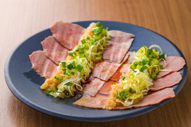 「炙り牛たんポン酢」【高級牛タン食べ放題『焼肉一心たん助 上野本店』のメニューがグレードアップ】