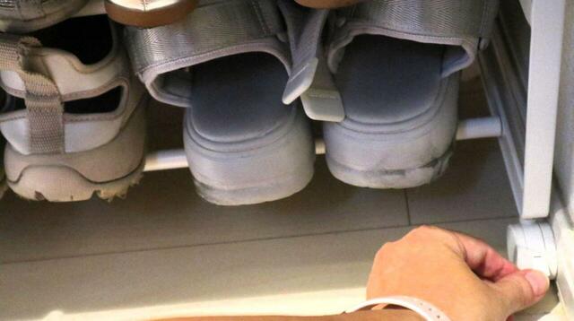 【tower 引き出せる キャスター付き シューズラック】ストッパーが手前側にあるので簡単にロックできます