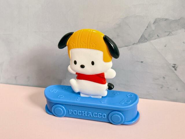 赤いTシャツを着てヘルメットをかぶったポチャッコが、とにかくかわいい！