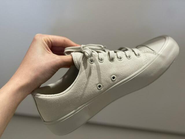 【UNIQLO　キャンバススニーカー】内側には穴が2つ！