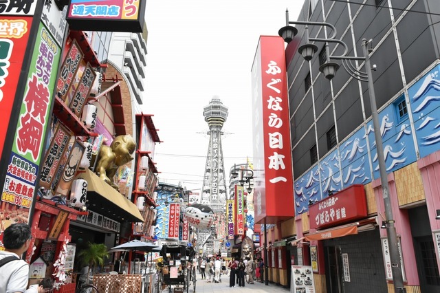 飲食店が建ち並ぶ通天閣周辺