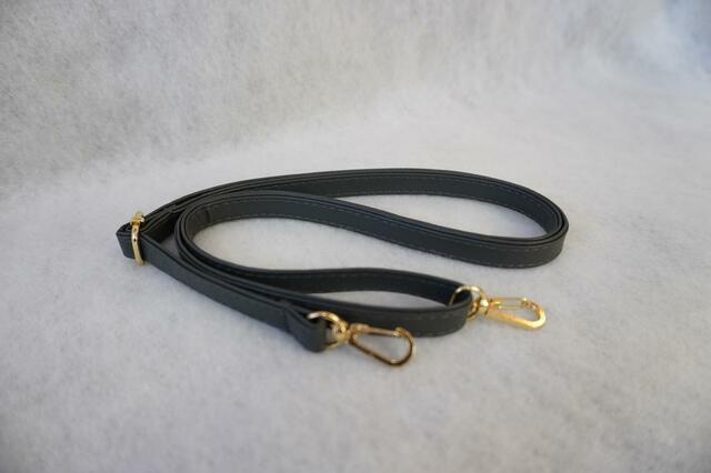 【UNTITLED（アンタイトル）3層ウォレット型スマホショルダーバッグ】最長126cmまで伸びるストラップ