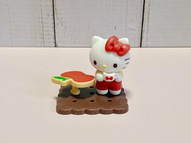 【チョコサプ サンリオキャラクターズ】りんごモチーフのデスクとセットのキティちゃん。かわいい〜!