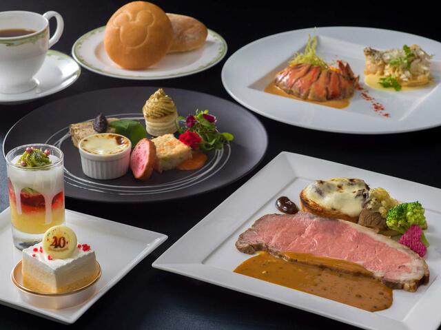 スペシャルコース 9,800円｜「ディズニー・クリスマス」スペシャルメニュー｜東京ディズニーリゾート40周年“ドリームゴーラウンド”｜販売店舗：東京ディズニーシー「S.S.コロンビア・ダイニングルーム」｜販売期間：2023年11月1日（水）〜12月25日（月）