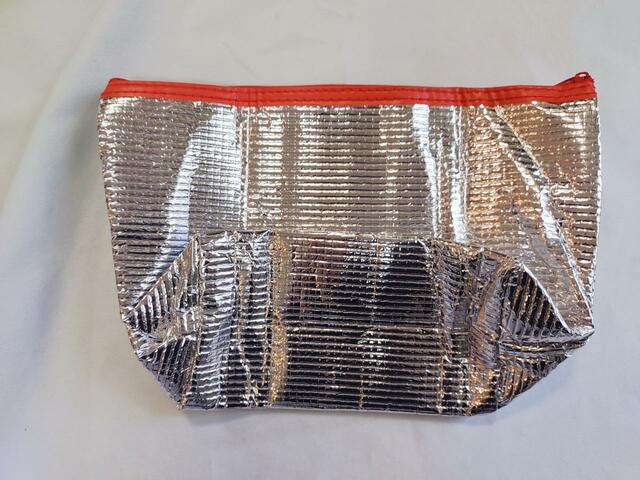 裏面は、シンプルな無地