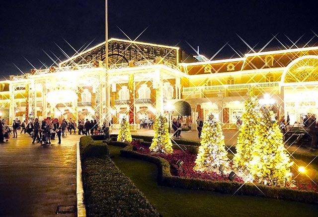 エントランスの小さなクリスマスツリー。ここも珍しいフォトスポットです。 ©Disney