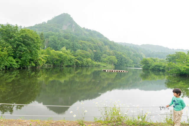 アウトドア教室「カヤック」（小学校3年生以上対象）が実施される薬師湖｜無印良品「津南キャンプ場」