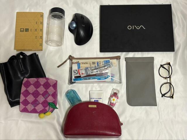 【ワークマン　リュックに変身ショルダーバッグ】リュック（容量約17L）に12.5インチノートPC、マウス、エコバッグ、メガネ、300mlの水筒、ポーチなど9点を入れてみると…⇒