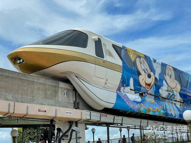 ウォルト・ディズニー・ワールド・リゾート　モノレール（50周年限定デザイン）