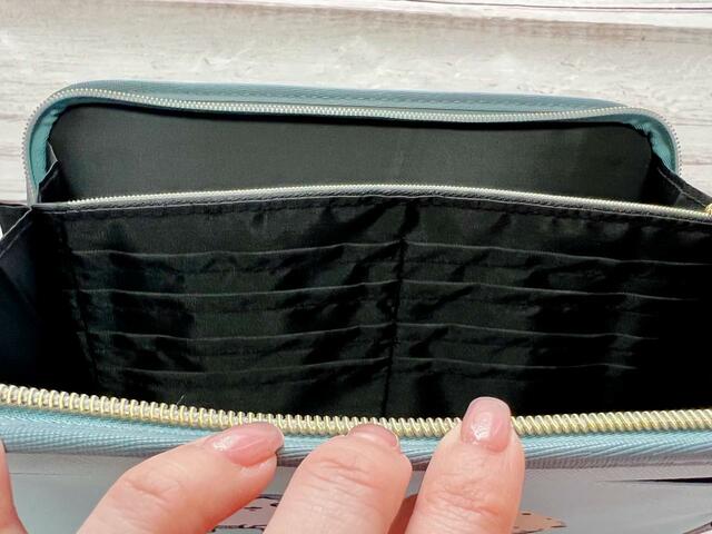 【しまむら：マルチケース（ちいかわ）】仕切りの両側には8個のカードポケット