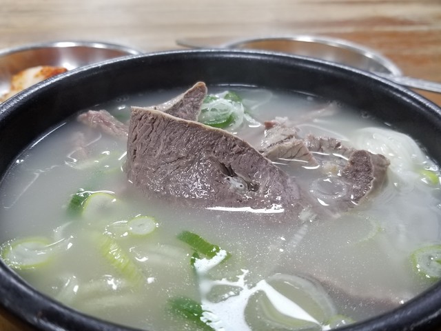 これが『里門ソルロンタン』こだわりの部位、マナ（脾臓）。日本でいうフワ（肺）やレバに近い食感