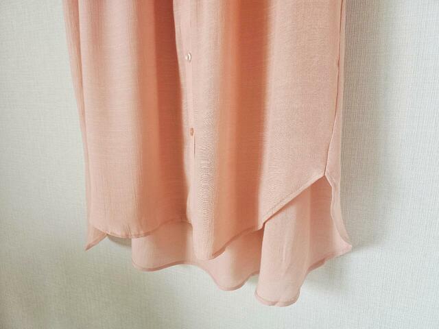 【SHOO・LA・RUE　シャツワンピース】裾は前から後ろにかけて長くなっているフィッシュテールデザイン。一枚で着てもおしゃれに決まります！