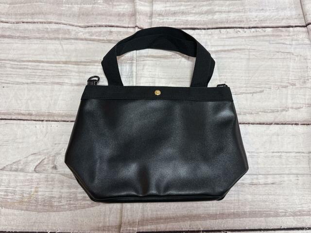 背面は装飾がないシンプルなデザイン