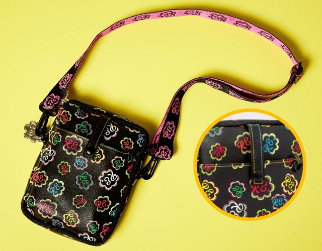 【『RE. LUCKY POCHETTE BOOK』（宝島社）】カラフルなブランドロゴやレインボーのステッチなど可愛さにもこだわったデザイン