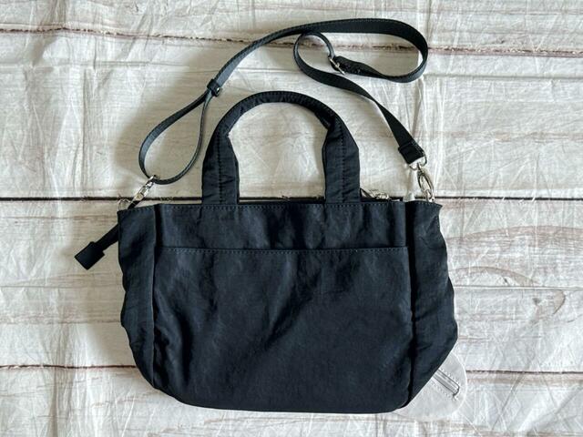 背面は装飾がないシンプルなデザイン