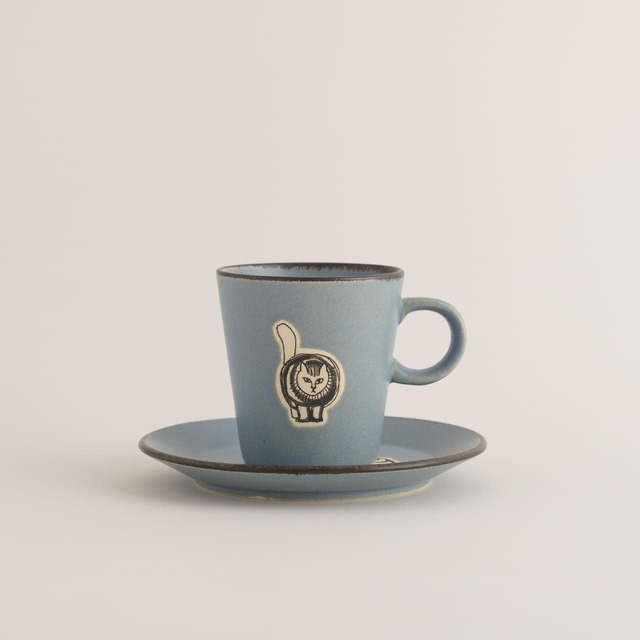 【リサ・ラーソン】「カップ＆プレート（Found Cats Series・益子焼）」￥5,500／シンプルな佇まいの中に、さりげない愛らしさが感じられるデザイン