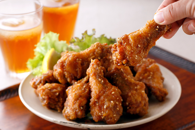 手羽元をたれで絡めた。福岡「博多華味鳥」華からっとセット