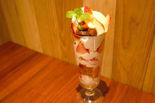 イチゴと自家製ケーキのパフェ