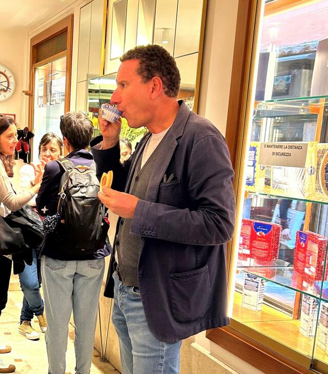 カフェでスイーツ片手にエスプレッソを飲むビジネスマン風の男性。台湾でスイーツを一人で食べるおじさんと共通するものがある