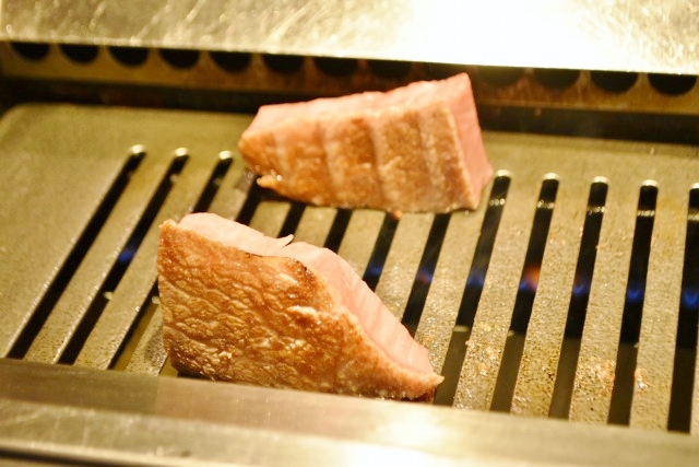 お肉を立ててサイドも焼く