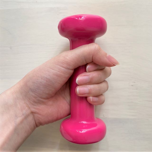 【ダイソー ダンベル（500ｇ）】滑り止めのようなゴムの素材感