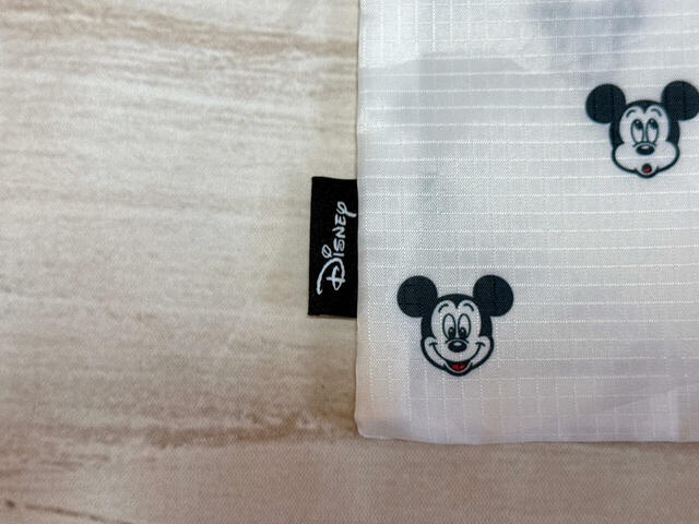 右下部にはブラックの織りタグ付き。前面には「Spick ＆ Span」、背面には「Disney」のロゴが入っており、コラボならではの特別感もしっかり楽しめます