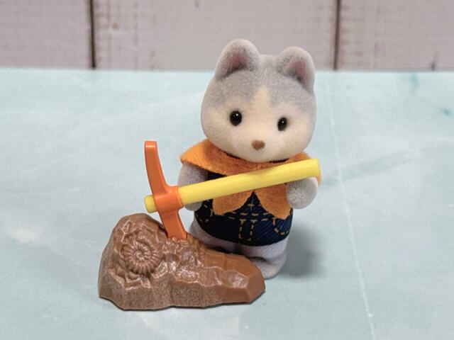 つるはしで化石を採掘中？！