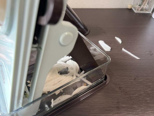 【Toffy セーフティープッシュスライサー】時々、ケースに入らず大根が飛び散ることも…