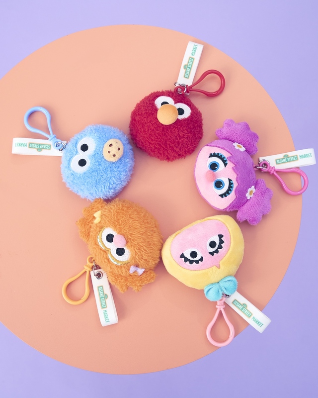 ミラーチャーム（上より時計回り：レッド（エルモ）、パープル（アビー）、ピンク（プレーリー・ドーン）、オレンジ（ゾーイ）、ブルー（クッキーモンスター））全5種／2,750円