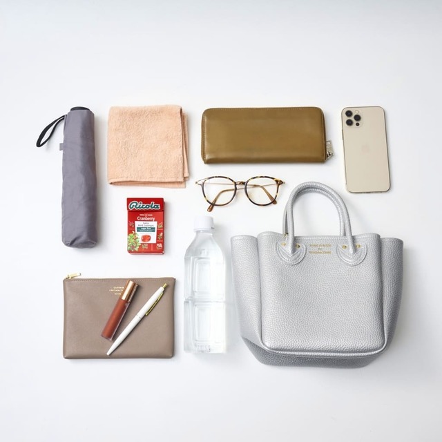 【『YOUNG&OLSEN The DRYGOODS STORE 2WAY SHOULDER BAG BOOK SILVER』（宝島社）】折りたたみ傘・ハンカチ・長財布・スマホ・500mLペットボトル・コスメetc. が収納可能！