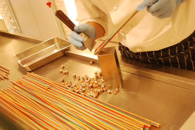 CANDY SHOW TIME：ライチキャンディーづくり・十分冷えて固くなったら、ひと口大にカット