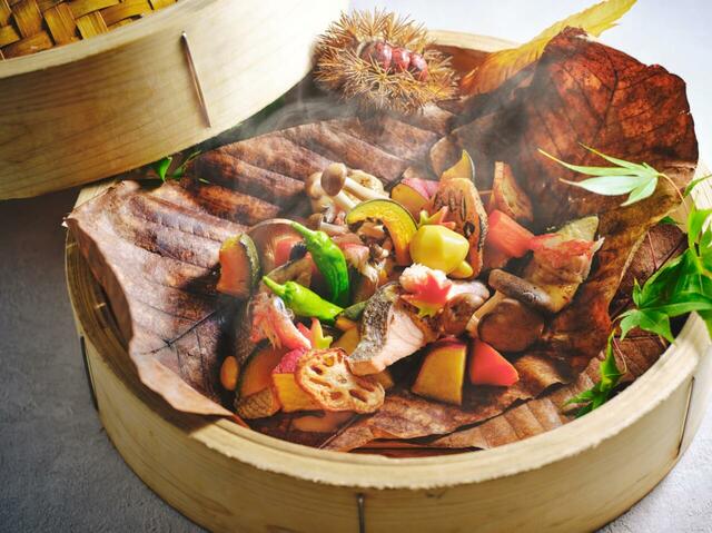 「カニと鮭の棒葉蒸し ⻄京味噌ソース」<期間:2024年9月1日~ 12月20日>【【京都】ズワイガニ食べ放題!“かに尽くし”ブッフェ「かに推し!海の幸のディナーブッフェ」開催!】