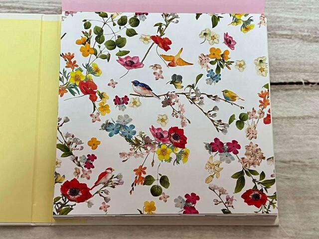 1柄目。表紙と同じ、白地に華やかなお花と鳥が描かれている柄です