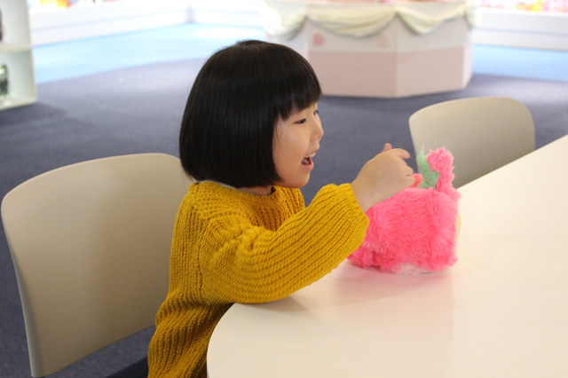 「しっぱが生えたよー」。親子でもリズモでスキンシップできます。