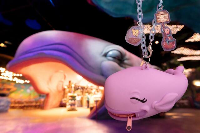 バッグチャームケース付 1,600円｜東京ディズニーシー25周年グッズ｜販売店舗：東京ディズニーシー「エンポーリオ」｜発売日：2026年5月25日（月）