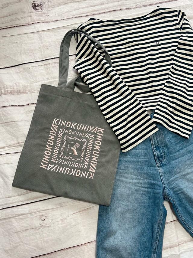 デニム×ボーダートップスのカジュアルコーデに持ってもかわいい！