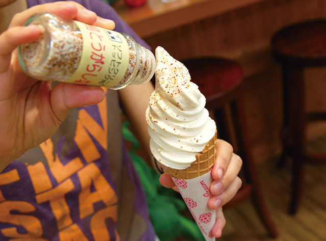 塩屋 麻布十番店／沖縄の店舗でも人気の雪塩ソフトクリーム（380円） 