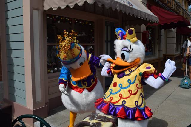 キャラクターグリーティング｜香港ディズニーランド・リゾート