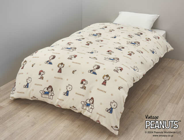【PEANUTS「PEANUTS MORE SLEEP あったか掛けふとんカバー」8,250円】リラックスしたキャラクターたちのかわいいアート