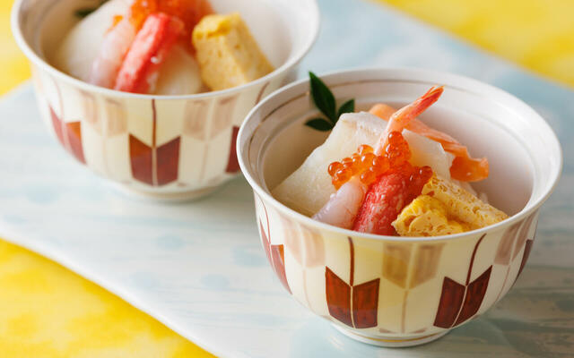 「ミニ海鮮丼（※ディナー限定）」＜期間：2025年7月1日～8月31日＞ 【浅草の絶景と約100種類のメニューを楽しめる「ごちそうブッフェ」に“ビールベンダー”登場！“どうぶつケーキ”もプレゼント！】