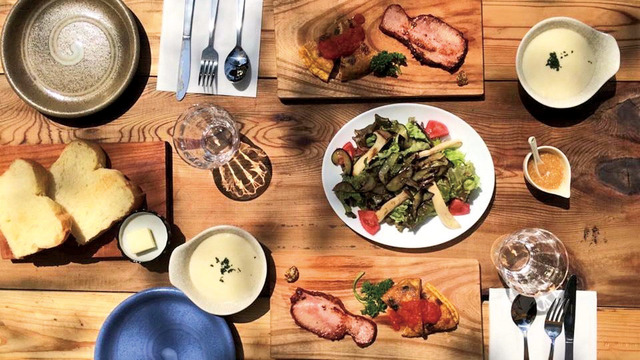 料理は炭と薪を使って、良質な肉や地元の野菜をシェフが焼くWOODLAND BOTHY【東京・あきる野】